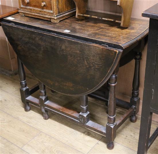 An oak gateleg table W.90cm